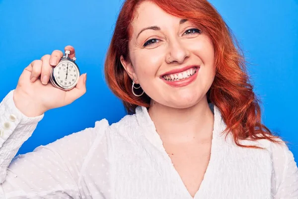 Jeune Belle Rousse Femme Faisant Compte Rebours Utilisant Chronomètre Sur — Photo