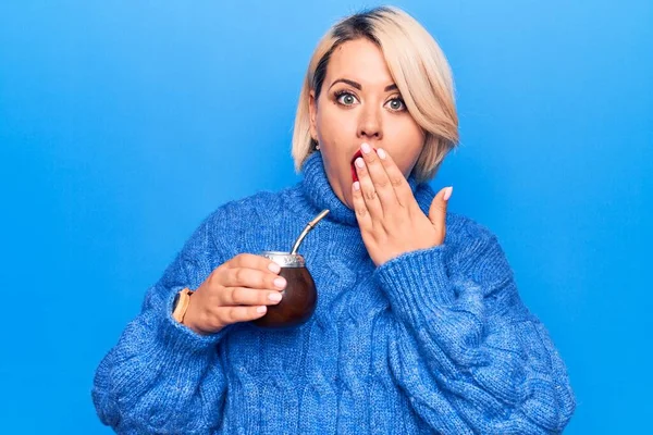 Beautiful Blonde Size Woman Drinking Mate Infusion Beverage Purple Background — Stock Photo, Image