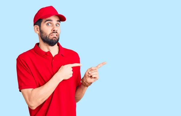 Jovem Homem Bonito Com Barba Vestindo Uniforme Entrega Apontando Para — Fotografia de Stock