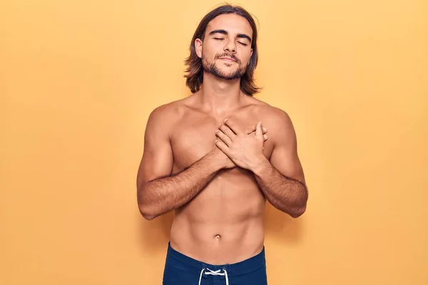 Joven Hombre Guapo Con Traje Baño Sin Camisa Sonriendo Con —  Fotos de Stock