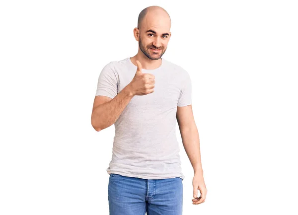 Gündelik Tişört Giyen Genç Yakışıklı Bir Adam Elleriyle Mutlu Bir — Stok fotoğraf