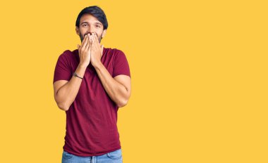 Yakışıklı, sıradan kıyafetler giyen, gülen ve utanan ağzı ellerle, dedikoduyla ve skandal konseptiyle örten yakışıklı bir İspanyol. 