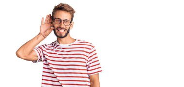 Sakallı, sıradan kıyafetler ve gözlük takan, ağzı kulaklarında gülümseyen, dedikoduları ve dedikoduları dinleyen yakışıklı sarışın adam. Sağırlık kavramı. 