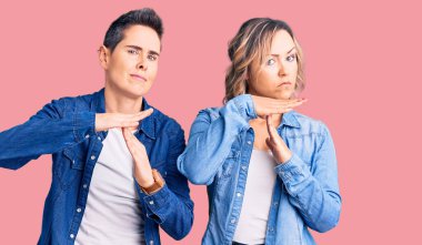 Gündelik giysiler giyen, el kol hareketleri yapan, hayal kırıklığına uğramış ve ciddi yüzlü bir çift kadın. 