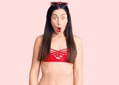 Bikini giyen güzel, beyaz bir kadın korku, korku ve heyecan dolu bir yüz ifadesiyle şok olmuştu.. 