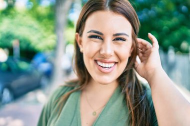 Genç İspanyol kadın gülümseyerek mutlu bir şekilde yürüyordu.