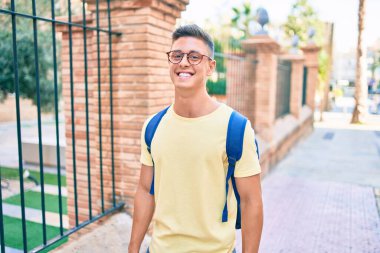 Genç İspanyol öğrenci gülümsüyor. Mutlu bir şekilde yürüyordu.