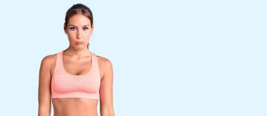 Genç ve güzel İspanyol kadın spor giysisi giyiyor. Depresyonda ve endişe içinde. Kızgın ve korkmuş bir şekilde ağlıyor. hüzünlü ifade. 