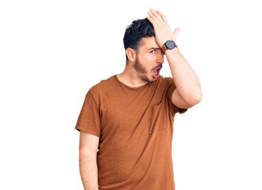 Gündelik giysiler giyen genç İspanyol bir adam hata için el ele tutuşup şaşırdı. Hatayı hatırla. Unuttum, kötü hafıza kavramı. 