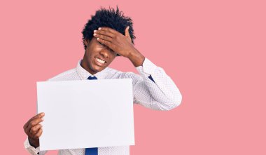 Afro saçlı, boş afiş taşıyan yakışıklı Afro-Amerikalı adam. Eli boş, şaşırmış ve sinirli yüzüyle stresli. 