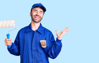 İspanyol ressam üniforması giyen genç adam zaferi mutlu bir gülümsemeyle kutluyor ve kazanan el kaldırarak ifade ediyor. 