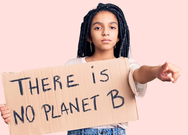 Милая Афроамериканская Девушка Держится Планеты Направленої Пальцем Камере Уверенный Жест — стокове фото
