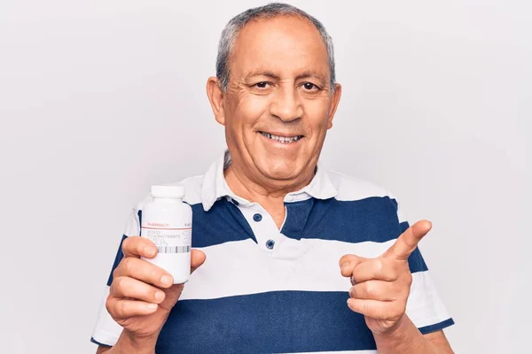 Homem Sênior Com Cabelos Grisalhos Segurando Garrafa Pílulas Sorrindo Feliz — Fotografia de Stock