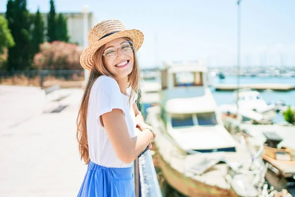 Jeune Femme Blonde Vacances Souriant Heureux Appuyé Sur Balustrade Rue — Photo