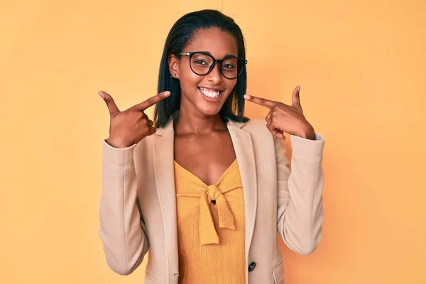 Jeune Femme Afro Américaine Portant Des Vêtements Travail Souriant Joyeux — Photo