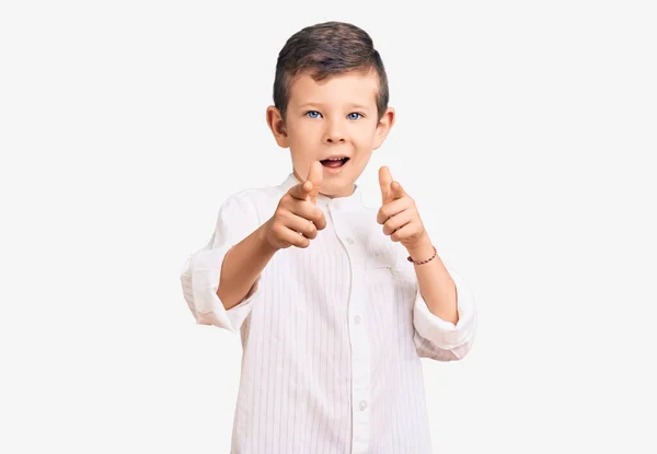 Niño Rubio Lindo Con Camisa Elegante Señalando Los Dedos Cámara — Foto de Stock