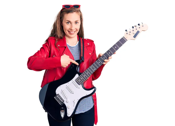 Joven Hermosa Mujer Rubia Tocando Guitarra Eléctrica Sonriendo Feliz Señalando —  Fotos de Stock
