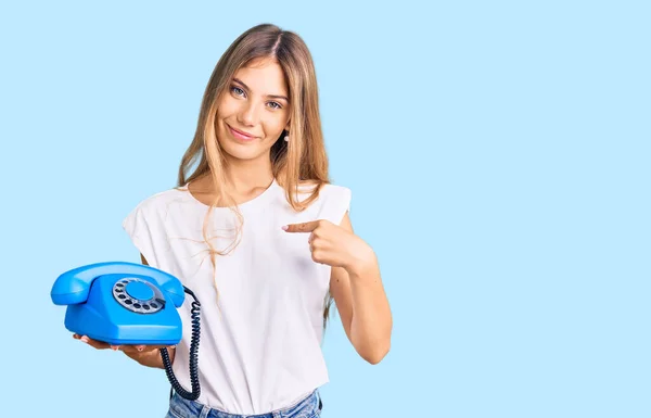 Bella Donna Caucasica Con Capelli Biondi Che Tengono Telefono Vintage — Foto Stock