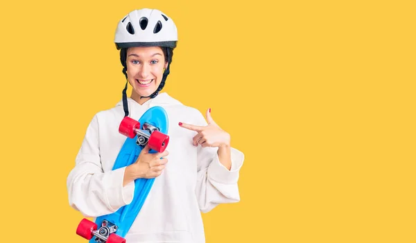 Beautiful Brunette Young Woman Wearing Safety Helmet Skate Smiling Happy — Stock Photo, Image