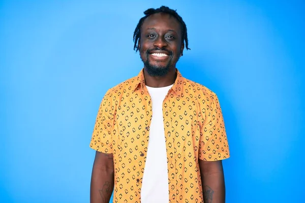 Jeune Homme Afro Américain Avec Des Tresses Portant Des Vêtements — Photo