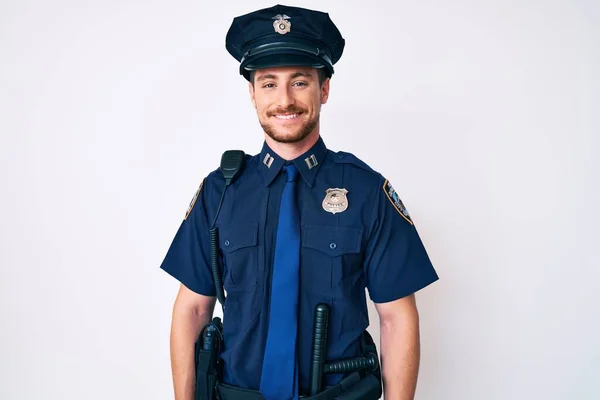 Ung Kaukasisk Man Klädd Polisuniform Med Ett Glatt Och Coolt — Stockfoto