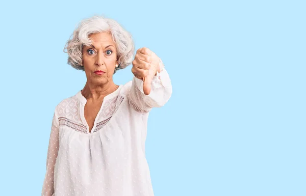 Oudere Grijsharige Vrouw Met Casual Kleding Die Ongelukkig Boos Uitziet — Stockfoto