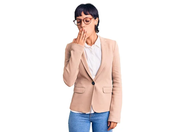 Mulher Morena Jovem Com Cabelo Curto Usando Jaqueta Negócios Óculos — Fotografia de Stock