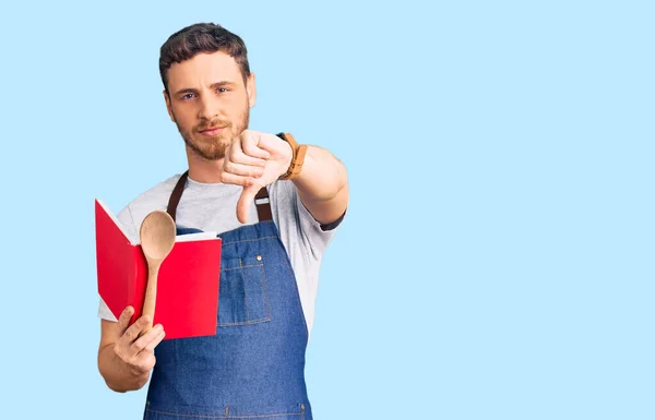 Guapo Joven Con Oso Vistiendo Delantal Panadero Profesional Leyendo Libro —  Fotos de Stock