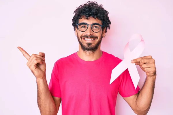 Stilig Ung Man Med Lockigt Hår Och Björn Håller Rosa — Stockfoto