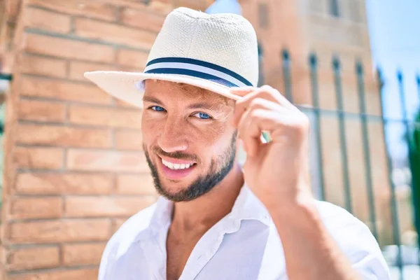 Knappe Blanke Man Met Zomerhoed Bloemenhemd Glimlachend Gelukkig Buiten — Stockfoto