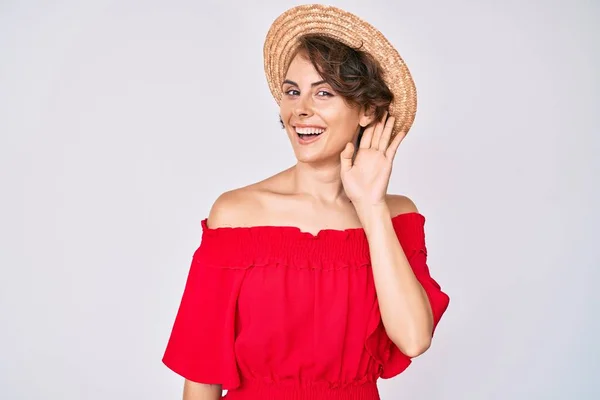 Jovem Hispânica Usando Chapéu Verão Sorrindo Com Mão Sobre Ouvido — Fotografia de Stock