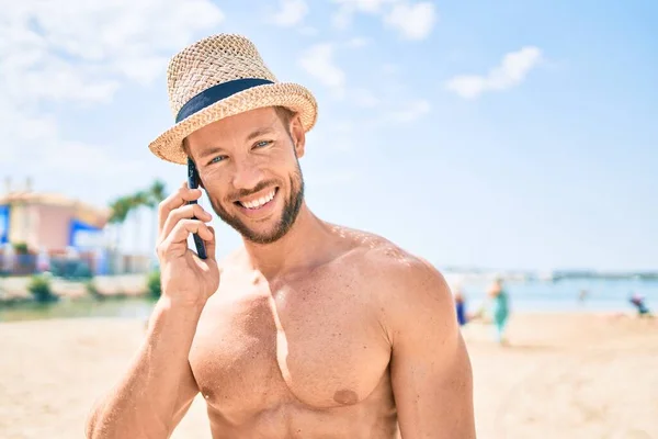 Snygg Fitness Kaukasier Man Stranden Solig Dag Bär Sommar Hatt — Stockfoto