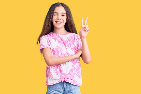 Aranyos Spanyol Gyerek Lány Alkalmi Ruhát Visel Mosolygó Boldog Arc — Stock Fotó