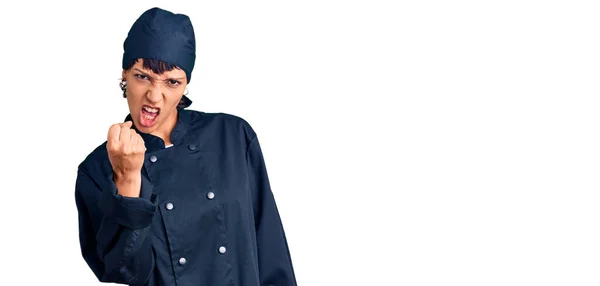 Kısa Saçlı Genç Esmer Kadın Profesyonel Aşçı Üniforması Giyiyor Kızgın — Stok fotoğraf