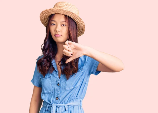 Junge Schöne Chinesische Mädchen Mit Sommerhut Sieht Unglücklich Und Wütend — Stockfoto