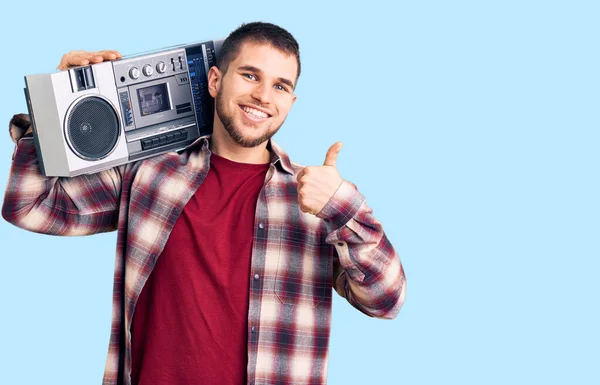 Jovem Homem Bonito Ouvir Música Segurando Boombox Sorrindo Feliz Positivo — Fotografia de Stock