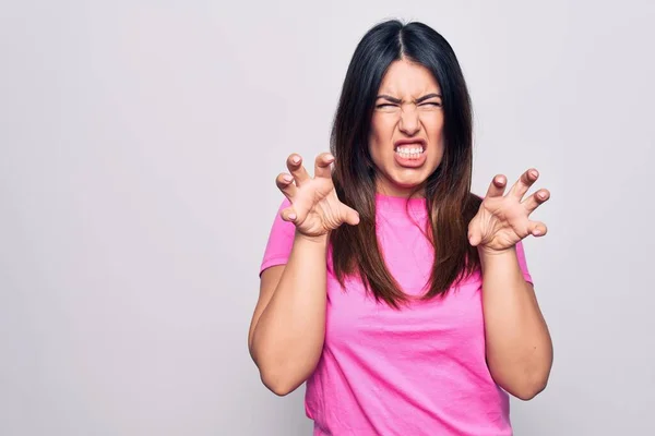 Junge Schöne Brünette Frau Lässigem Rosa Shirt Vor Weißem Hintergrund — Stockfoto