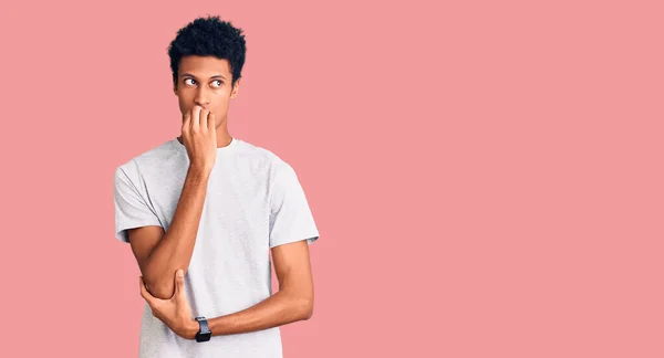 Jovem Afro Americano Vestindo Roupas Casuais Que Parecem Estressadas Nervosas — Fotografia de Stock