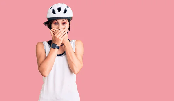 Mooie Jonge Vrouw Met Kort Haar Dragen Fietshelm Geschokt Bedekken — Stockfoto