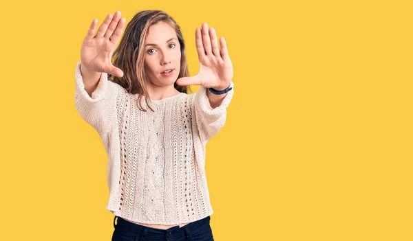 Genç Sarışın Sıradan Bir Süveter Giyen Elleri Parmakları Kullanarak Çerçeve — Stok fotoğraf