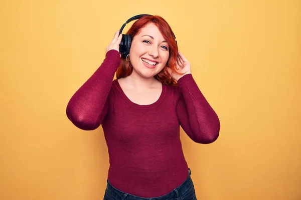 Genç Güzel Kızıl Saçlı Müzik Dinleyen Sarı Arka Planda Kulaklık — Stok fotoğraf