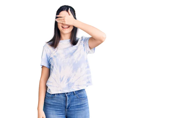 Joven Hermosa Chica Con Camiseta Casual Sonriendo Riendo Con Mano — Foto de Stock