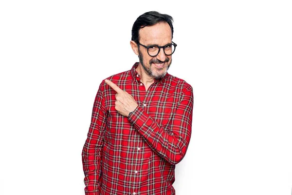 Středního Věku Pohledný Muž Nosí Ležérní Košili Brýle Izolovaném Bílém — Stock fotografie