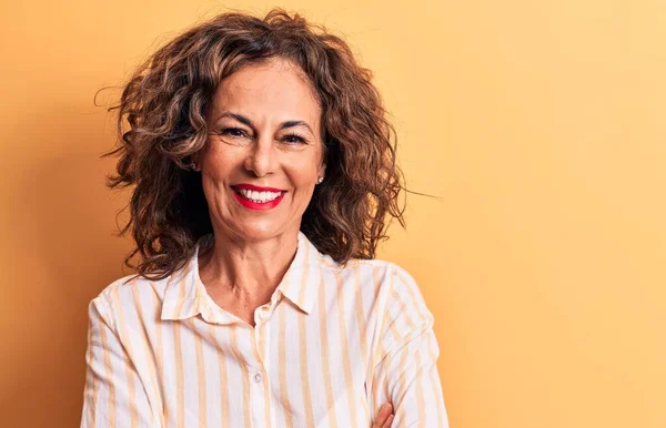 Middelbare Leeftijd Mooie Brunette Vrouw Dragen Gestreept Shirt Staan Gele — Stockfoto