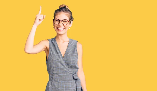 Hermosa Mujer Caucásica Con Cabello Rubio Con Ropa Negocios Gafas —  Fotos de Stock