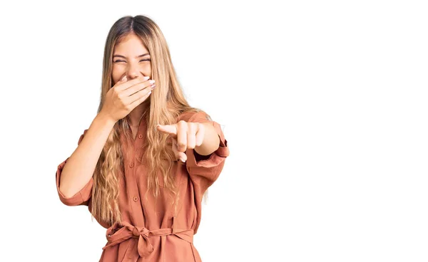 Bella Donna Caucasica Con Capelli Biondi Che Indossa Tuta Estiva — Foto Stock