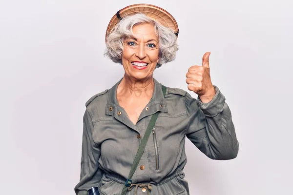 Senior Mujer Pelo Gris Con Sombrero Explorador Sonriendo Feliz Positivo —  Fotos de Stock