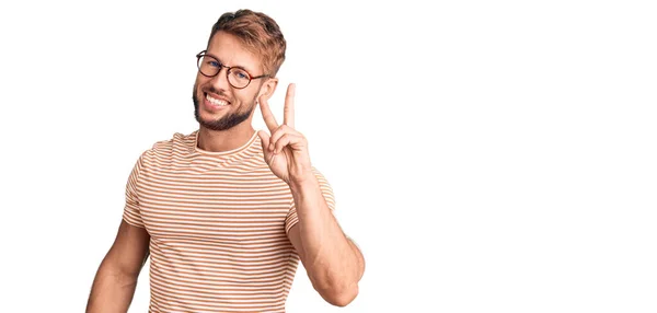 Jeune Homme Caucasien Portant Des Vêtements Décontractés Des Lunettes Souriant — Photo