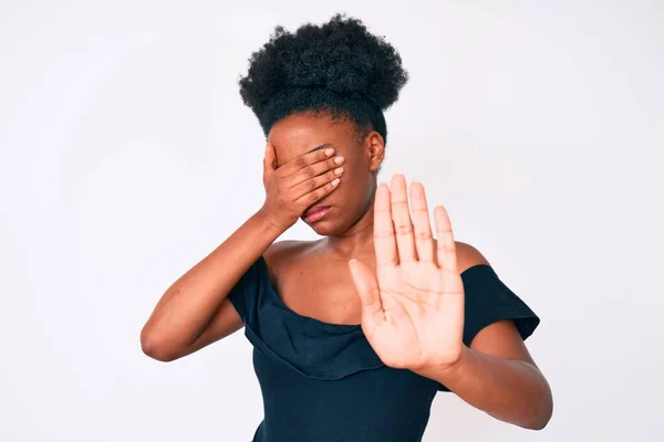 若いアフリカ系アメリカ人の女性は 目を手で覆い 悲しいと恐怖の表情でジェスチャーを止めます 恥をかかせ否定的な概念 — ストック写真