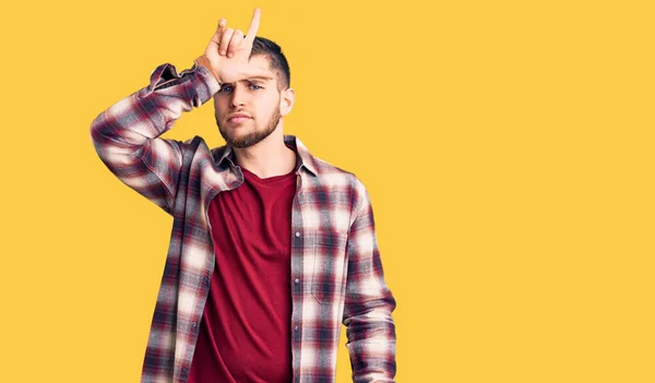 Jovem Homem Bonito Vestindo Camisa Casual Zombando Pessoas Com Dedos — Fotografia de Stock